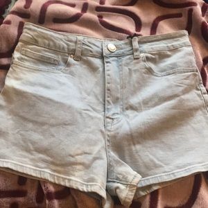Lightwash high waisted shorts